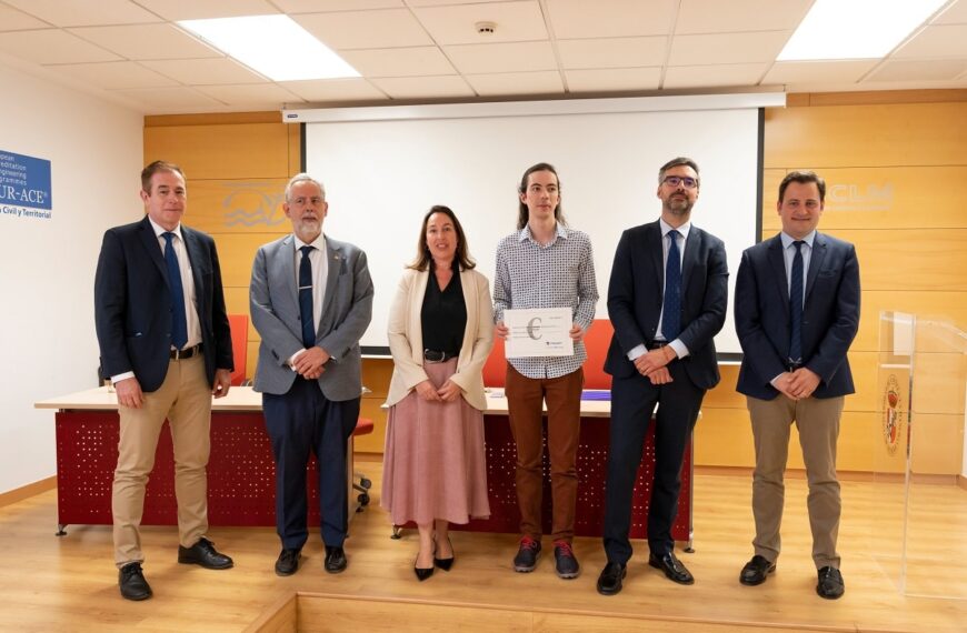 La constructora Trabit premia a un estudiante de la Escuela de Caminos de la UCLM por su labor académica