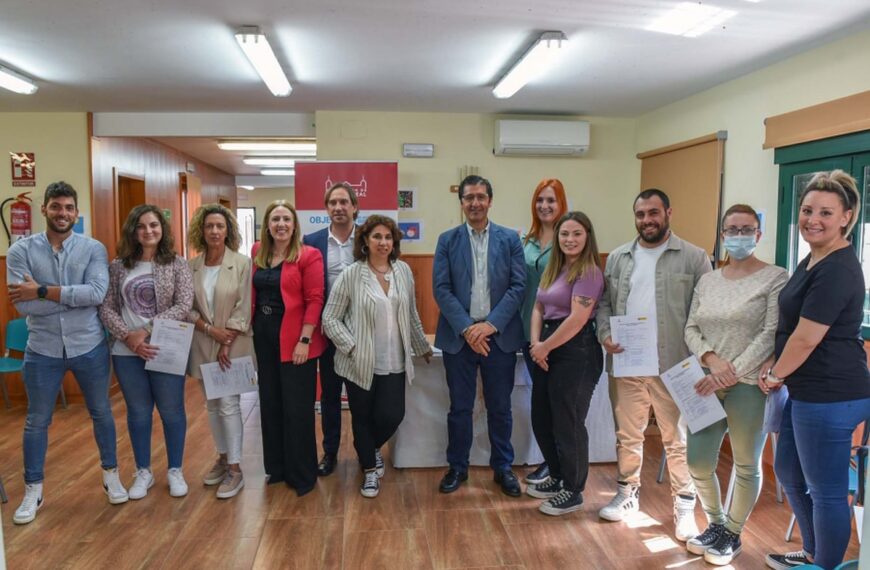 Participantes del programa Promueve VI, 12 en Almodóvar del Campo y 15 en Abenójar reciben sus diplomas de manos del presidente provincial de Ciudad Real