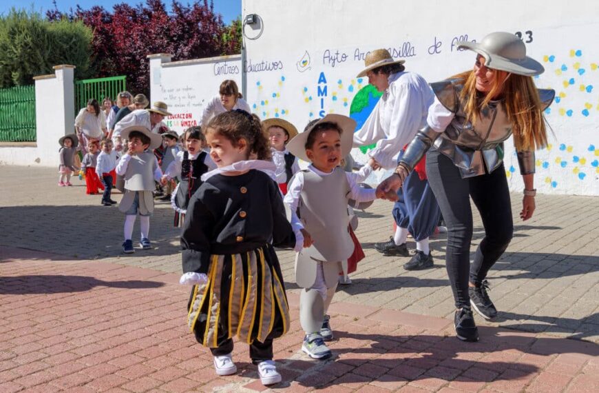 Pequeños y grandes disfrutan del desfile quijotesco de la Escuela Infantil Alba de Argamasilla de Alba
