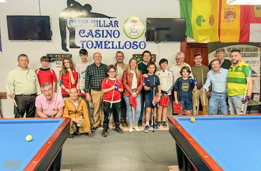A un entrenamiento de alumnos de la Escuela de Billar del Club Billar Casino de Tomelloso asistieron la alcaldesa local y el concejal de Deporte
