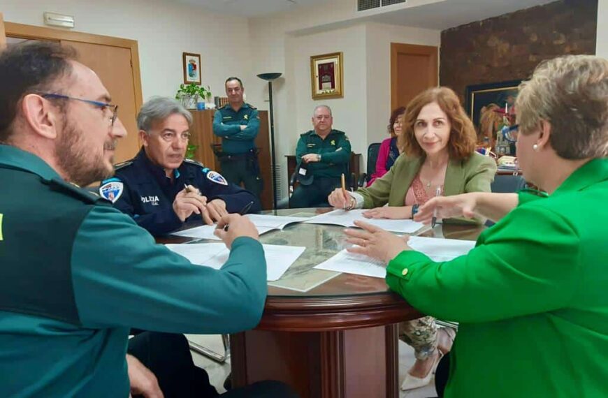 La subdelegada del Gobierno y la alcaldesa de Almadén firman el protocolo del sistema VioGén