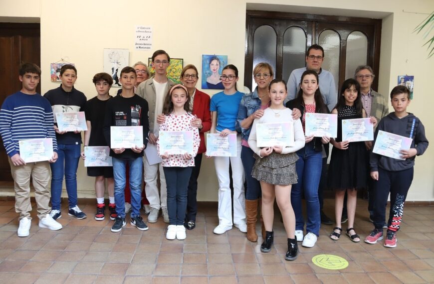 Ganadores del 6º Certamen de Pintura Escolar “Jóvenes artistas de Manzanares” premiados en el patio de columnas de la Casa de Cultura