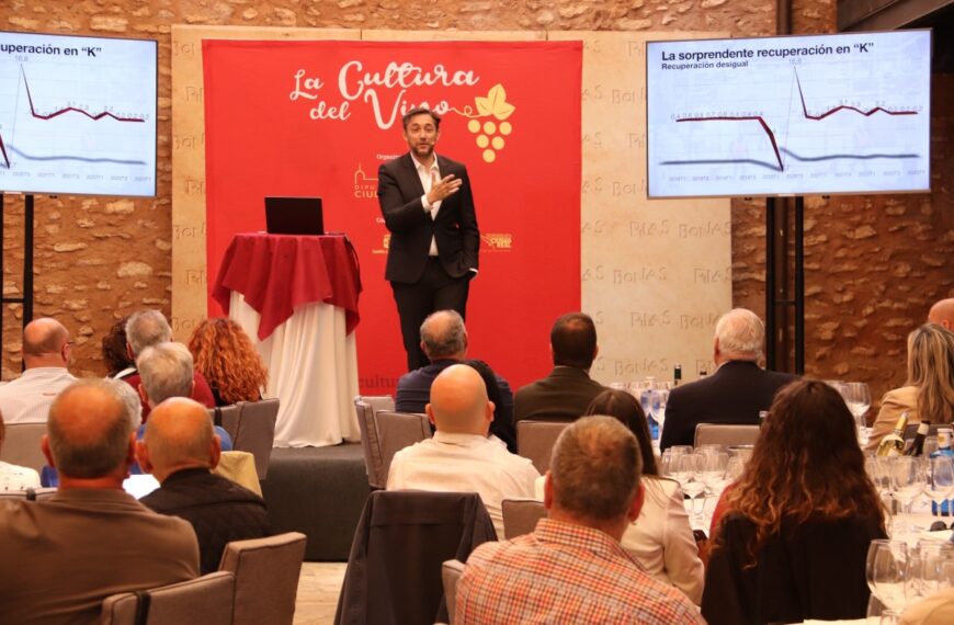 Javier Ruiz de la Cadena Ser analizó en los “Diálogos con vino” el 14 de abril en Manzanares la actual situación económica