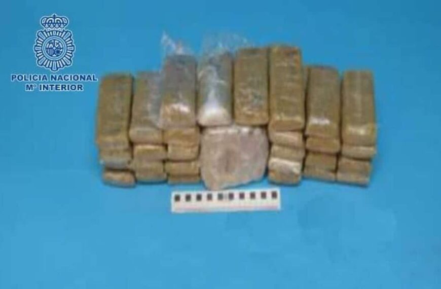 Delincuente reincidente detenido con 4 kilos de hachís y sin licencia al conducir.