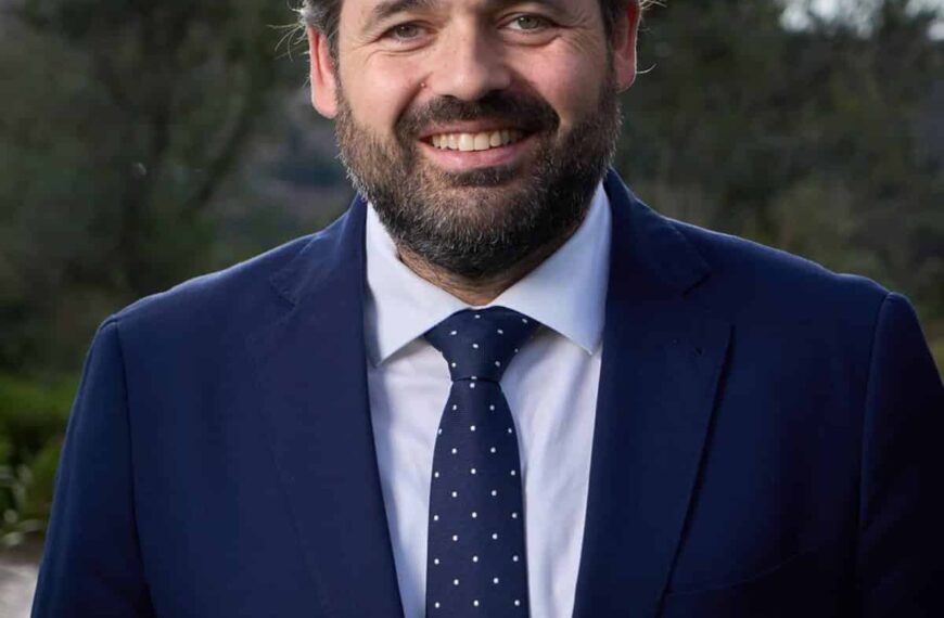 Page pierde mayoría absoluta en C-LM y posible pacto con Vox para que Núñez gobierne, con el 76,45% escrutado.