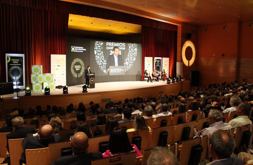 Bodegas Yuntero, de Manzanares; Montes Norte, de Malagón; DCOOP-Baco, de Alcázar; SAT Coagral, de Guadalajara, y Alta Alcarria, de Valdeolivas galardonadas durante la gala de los II Premios Cooperativos de Castilla-La Mancha