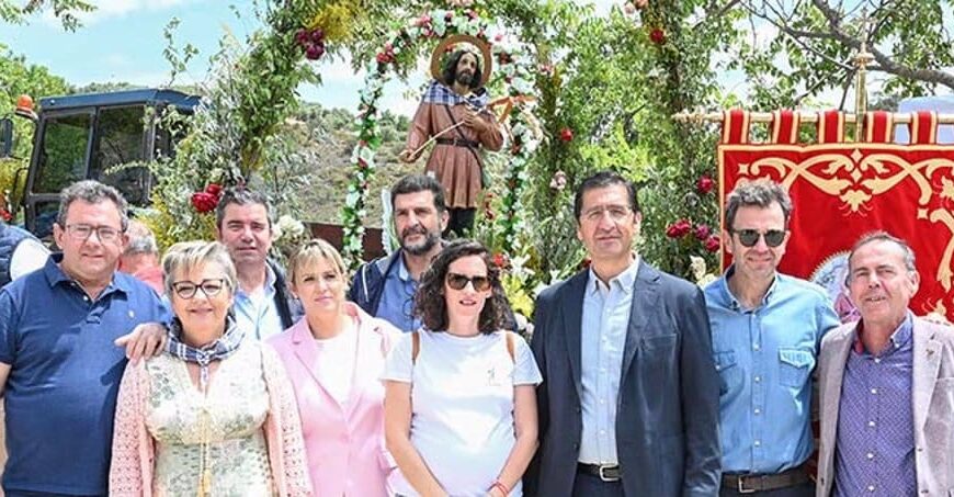 Un caballero defiende precios equitativos para los agricultores durante la festividad de San Isidro.