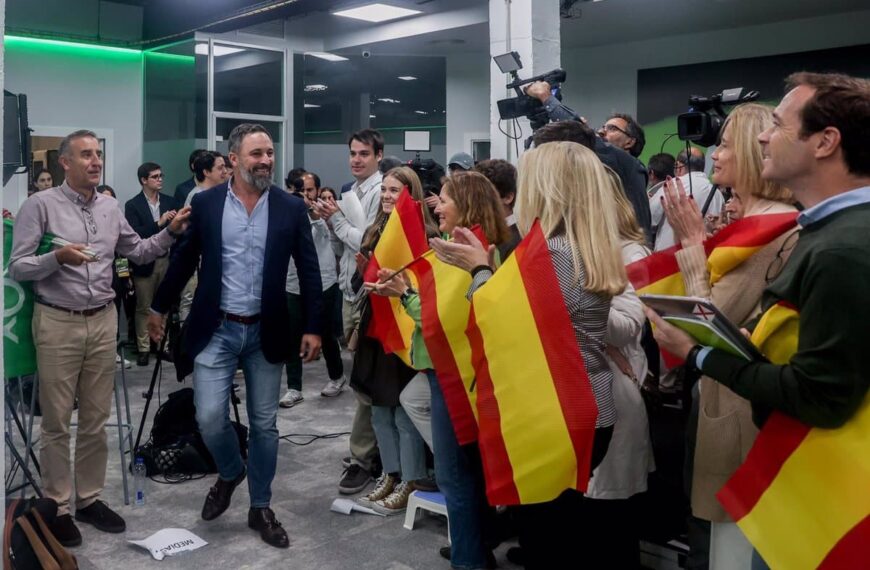 Vox refuerza su posición como tercer partido, aumenta concejales y gana peso en parlamentos, como el de Castilla-La Mancha