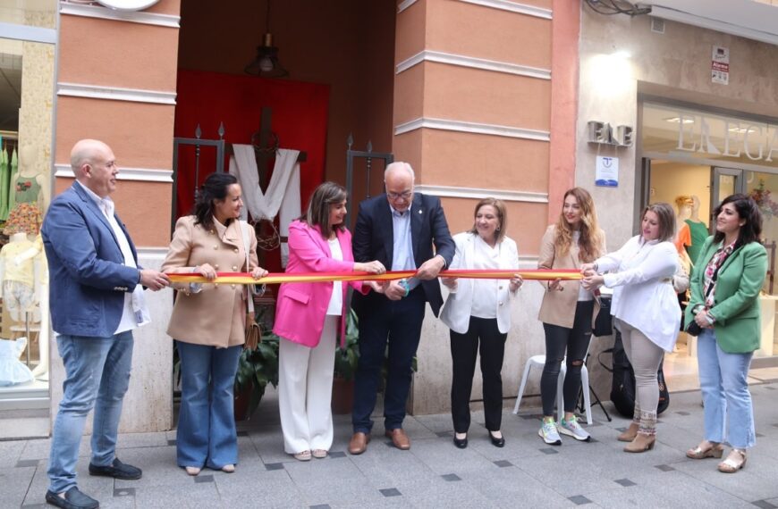 El Área Comercial y Empresarial de la calle Empedrada (ACECE) de Manzanares participa nuevamente en la tradición de la Cruz de Mayo