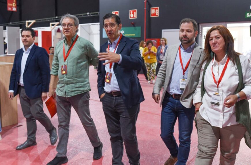 Caballero de visita en IFEDI esta mañana para inspeccionar tareas de montaje previo a la inauguración de FENAVIN 2023