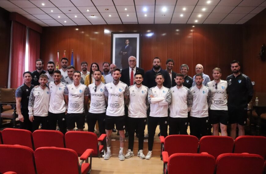 El Quesos El Hidalgo Manzanares FS celebra permanencia con ofrenda floral a Jesús del Perdón y recepción en el Ayuntamiento