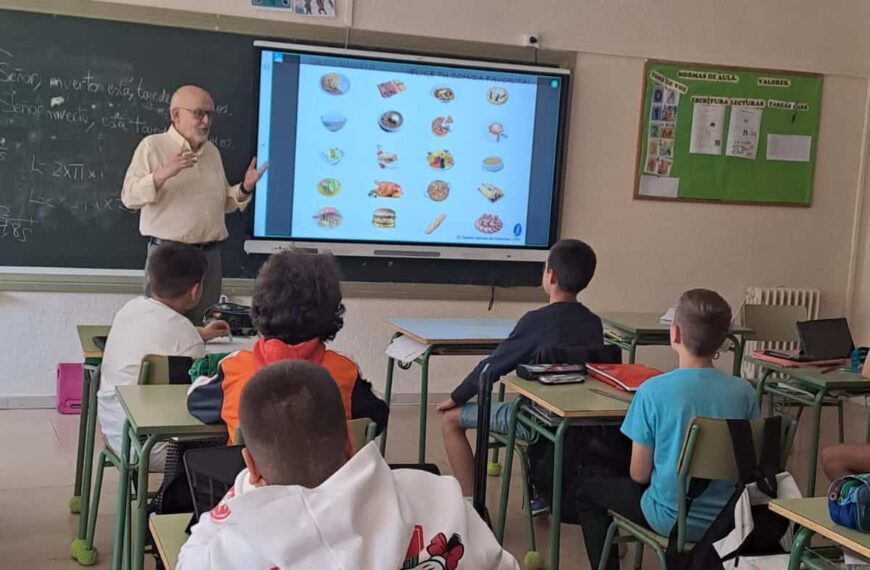 Voluntarios del Banco de Alimentos de Ciudad Real conciencian a escolares sobre solidaridad y consumo racional