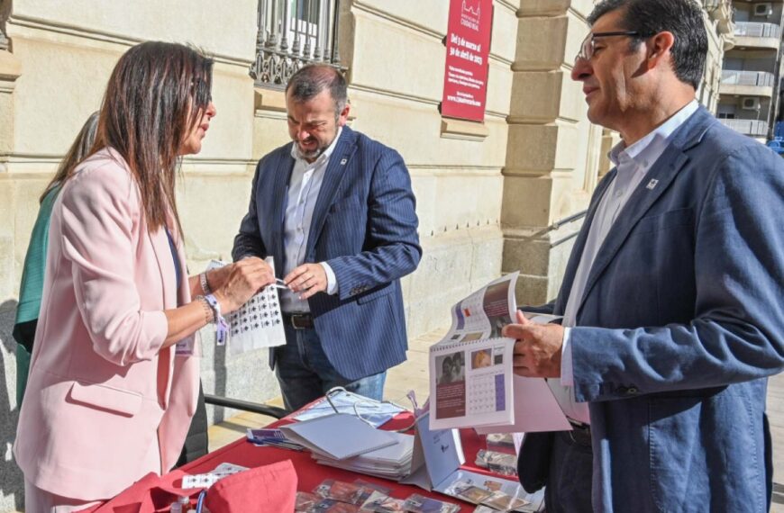 Caballero entregó a la Asociación de Enfermos y Familiares de Fibromialgia y Síndrome de Fatiga Crónica la colaboración de la Diputación