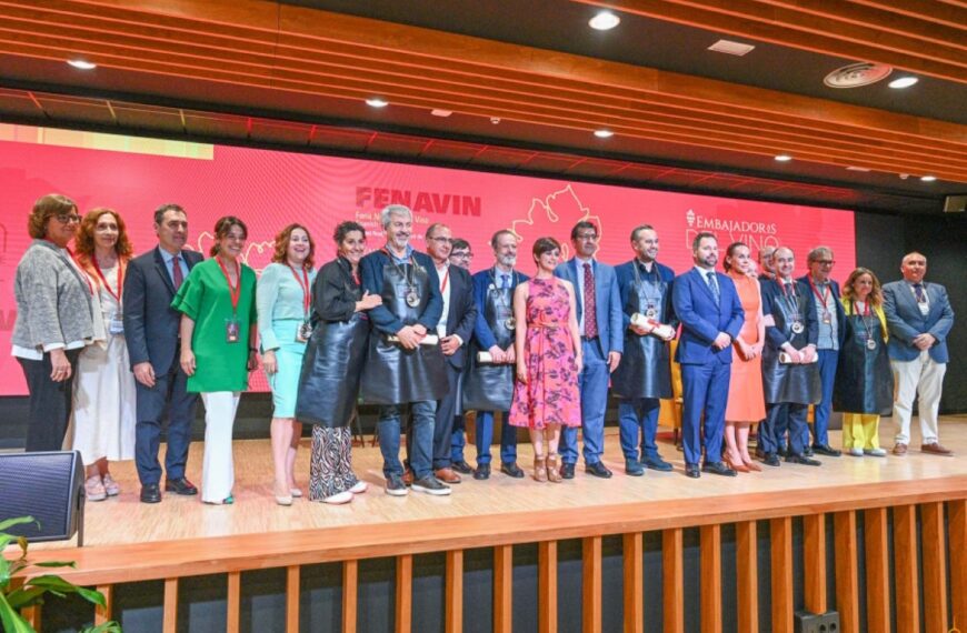 El Cuerpo Diplomático de los Embajadores del Vino de FENAVIN se amplia con 10 nuevos embajadores