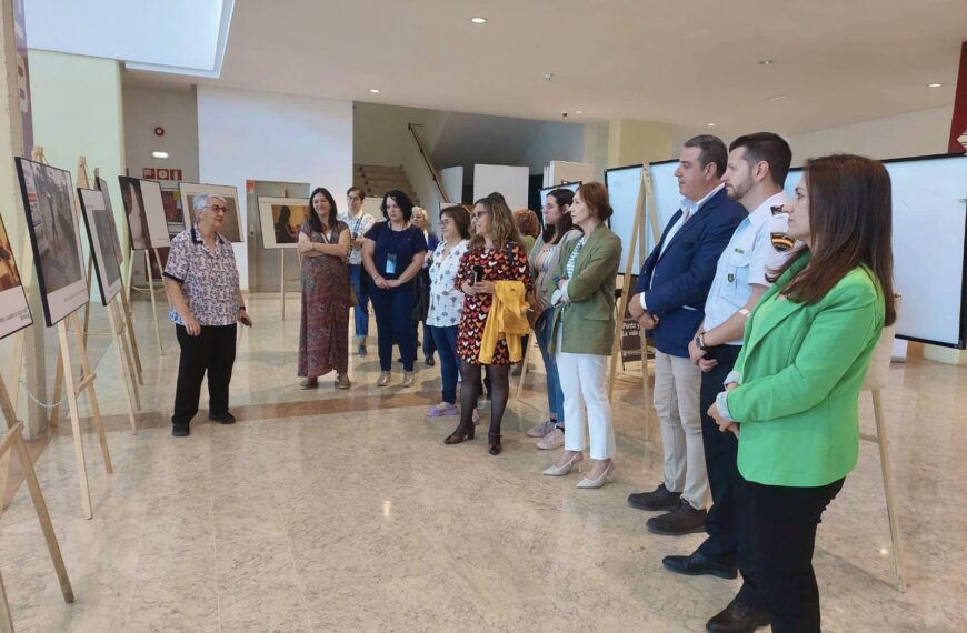 La subdelegada del Gobierno en Ciudad Real visita la exposición itinerante ‘Punto y seguimos. La vida puede más’