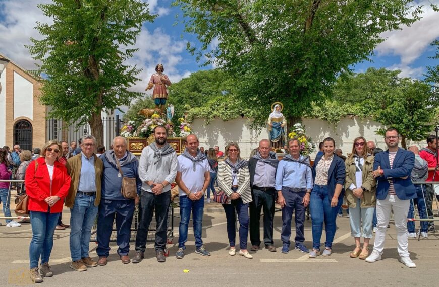 Concurrida y colorida procesión de San Isidro y ofrende floral en las fiestas en honor al patrón de los agricultores en Tomelloso