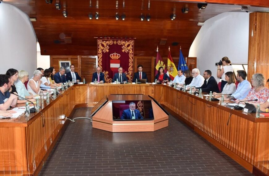 Alcalde de Puertollano asigna responsabilidades a José Antonio Barba y Andrés Gómez como principales colaboradores, con dedicación exclusiva.