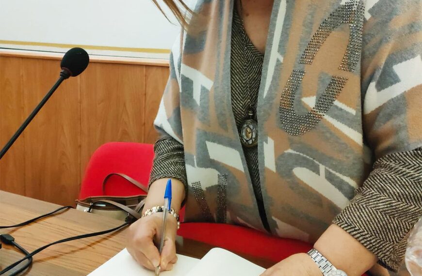 La escritora Aurora Rey Aragón firmará el próximo viernes ejemplares de su novela ‘Ama-Mazu. Entre el azul y el blanco’ en la FELIP’38