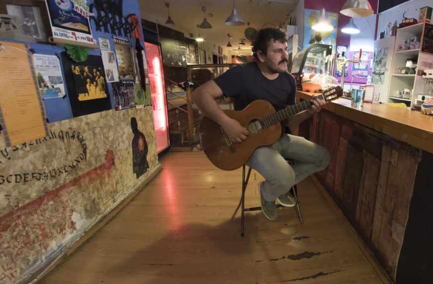 Ausencia de Javier Mateo en la lista de Sumar por Toledo destaca a Olga Ávalos (IU) y al cantautor Carlos Ávila.