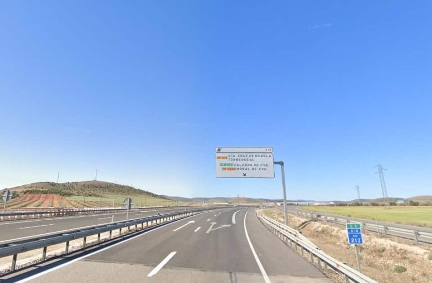 Incidente en Santa Cruz de Mudela provoca corte de carretera A-4 hacia Madrid por vuelco y incendio de un camión.