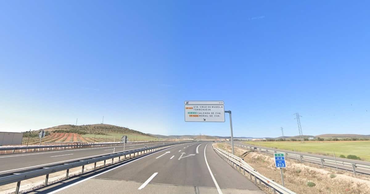 Incidente en Santa Cruz de Mudela provoca corte de carretera A-4 hacia Madrid por vuelco y incendio de un camión.