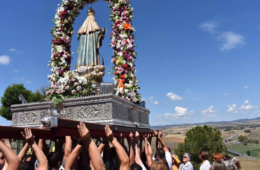 La romería de Alarcos 2023 en Ciudad Real culmina con la procesión y la misa solemne como colofón final.