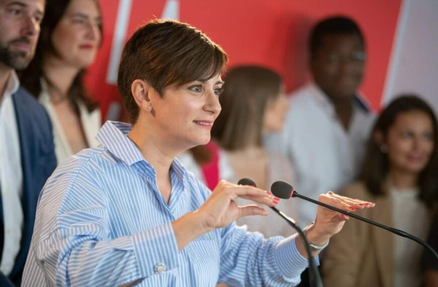 Rodríguez considera que el fichaje de Marta Rivera por parte de Feijóo es otro ejemplo de «falsedad», al igual que ha «ocultado» a Vox.