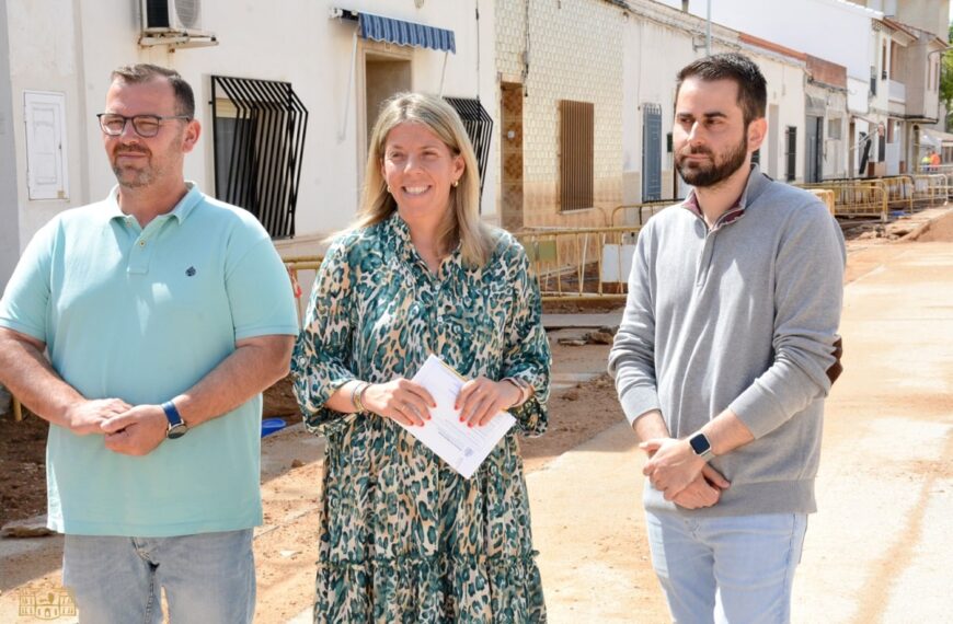 La alcaldesa de Tomelloso visitó la calle Estación en la localidad que está siendo objeto de una reforma integral con inversión de 370.000 €