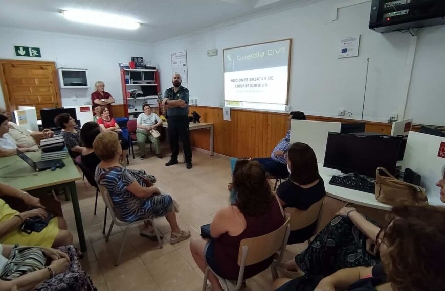 Los PID de Fuencaliente acogen la charla de la Guardia Civil sobre las estafas y riesgos de internet en Fuencaliente