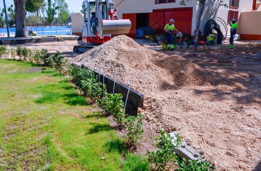 Retrasan la apertura de la piscina municipal de verano de Tomelloso anunciada para mañana, debido al deplorable estado del césped