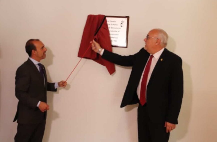Colocan una placa conmemorativa del vínculo entre Manzanares y el Estatuto de Autonomía