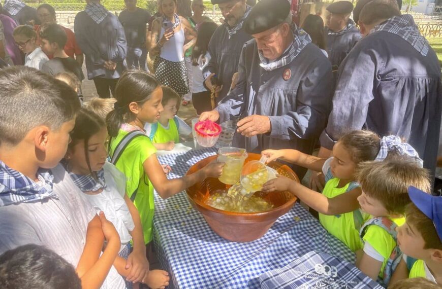 Ciudad Real enseña a los más pequeños la tradición de la Pandorga con una limonada, ofrenda a la Virgen y baile de seguidillas manchegas
