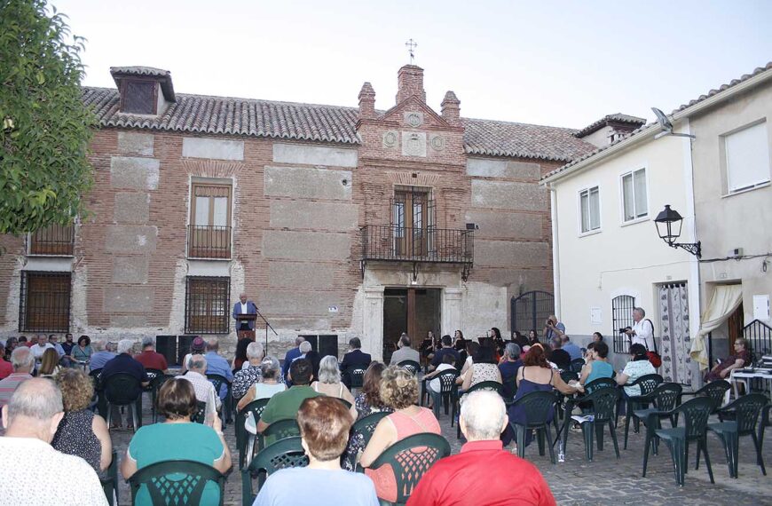 El primer sábado de agosto la poesía tomará la explanada del Palacio de la Clavería de Aldea del Rey, con dos recitales, una exposición, música de fondo y una entrega de premios