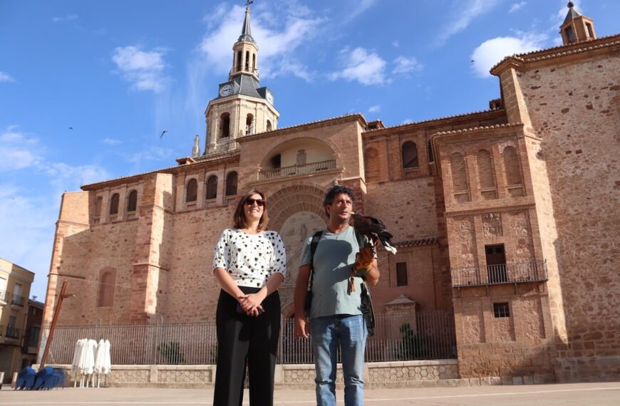 Con un águila de Harris inició hoy una experiencia piloto para controlar en Manzanares la plaga de palomas