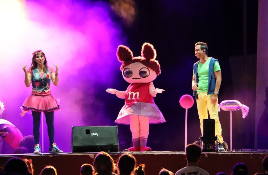 El concierto de Juan D y Beatriz en un jueves de Feria y Fiestas de Manzanares 2023 para los niños y niñas ¡todo un éxito!