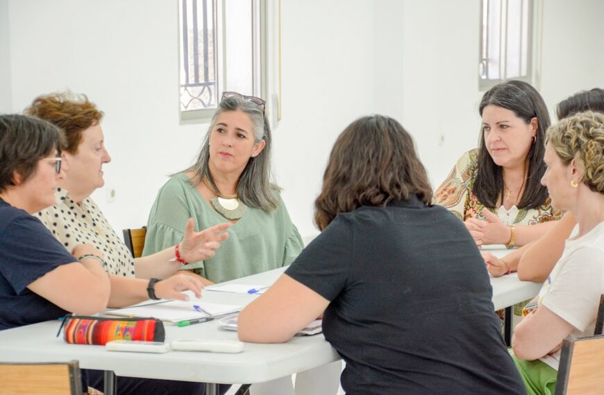 Celebran reunión sobre la atención a personas temporeras desplazadas a Tomelloso por la campaña hortofrutícola y de vendimia 2023