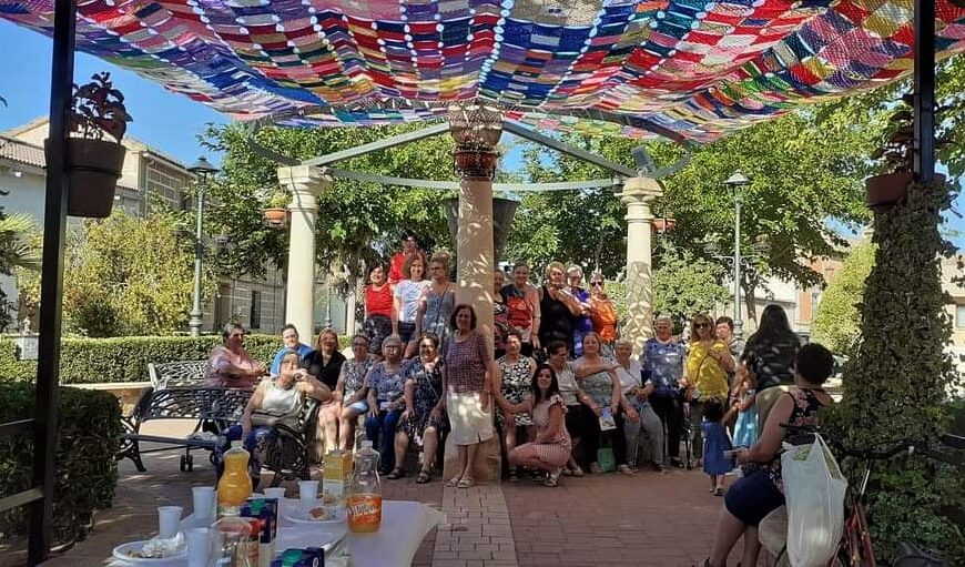 Vecinas de todas las generaciones tejen a mano un toldo de ganchillo en Granátula de Calatrava