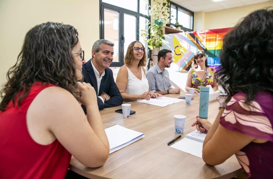 C-LM lanza línea estatal 028: Atención telefónica ampliada para personas LGTBI, confidencial y gratuita