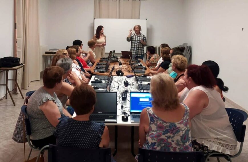 Una veintena de mujeres desempleadas de Granátula asisten a cursos de Digitalización durante este mes