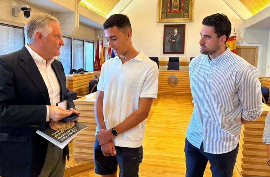 Joven nadador ciudadrealeño Alonso González homenajeado por su victoria en el Campeonato de España de Natación.