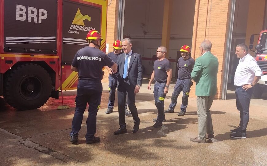 El alcalde de Puertollano visitó el parque de bomberos para conocer las instalaciones y los medios profesionales y humanos