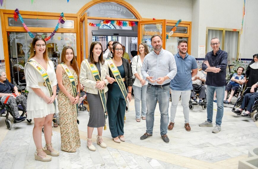 Visita a la residencia de Ancianos San Víctor del alcalde de Tomelloso y las Madrinas 2023 para felicitar la Feria y Fiestas a los residentes