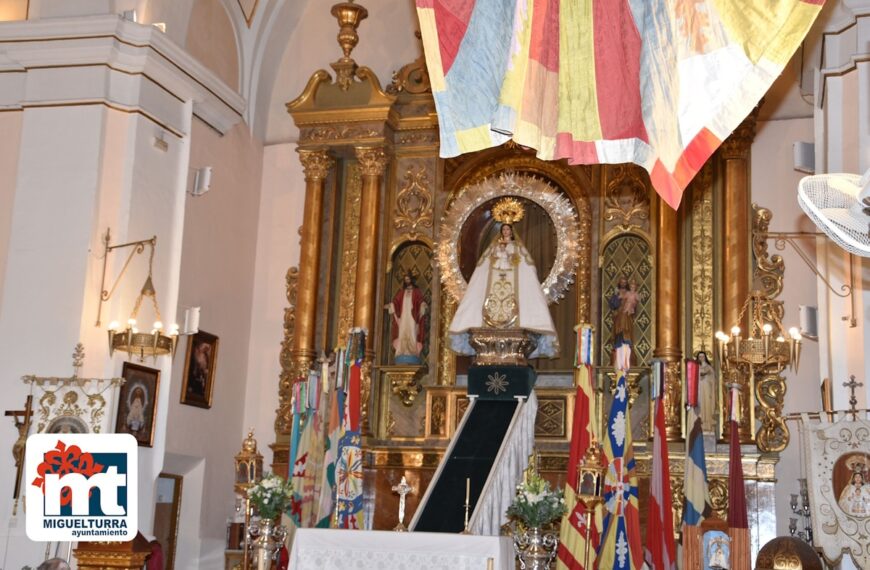 Bajada la imagen de la Patrona de Miguelturra, la Virgen de la Estrella, desde su Camarín hasta el Altar Mayor por la Feria y Fiestas 2023