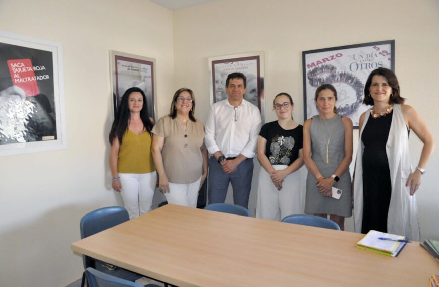 Valverde aclara que la Casa de Acogida seguirá funcionando como siempre y combatiendo la lacra social de la violencia de género