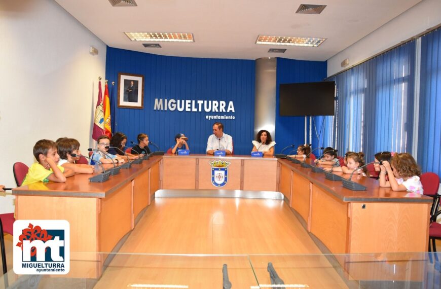 Una visita al Ayuntamiento de Miguelturra realizaron los niños y niñas que participan en el Aula y la Escuela de Verano