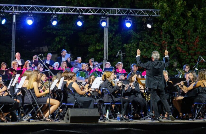 La Plaza Alonso Quijano se llena de música con el concierto Pre-Feria «Argamasilla es Música”