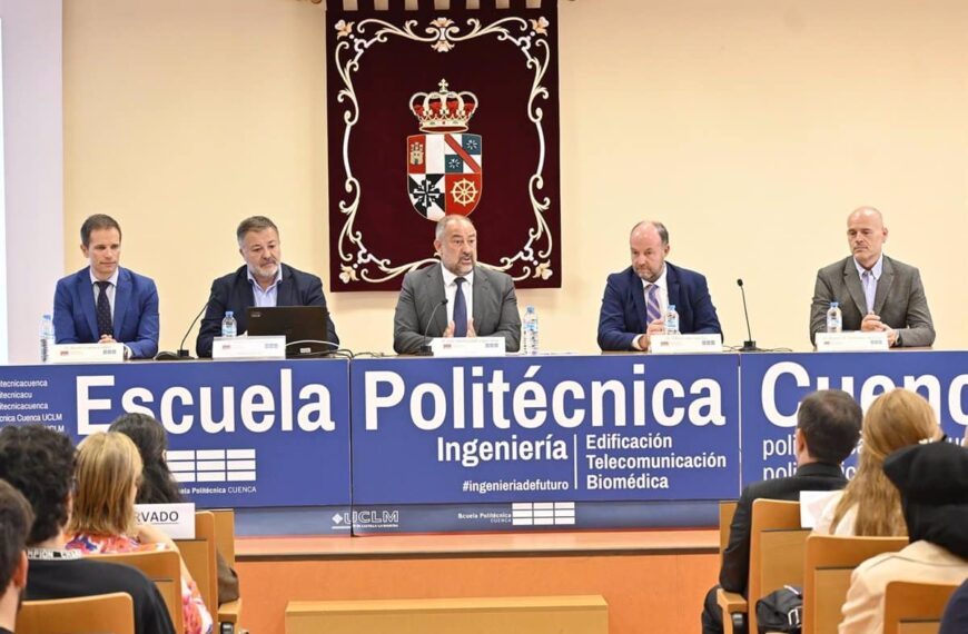 La Escuela Politécnica de la UCLM acoge a la primera promoción de Ingeniería Biomédica, ampliando su oferta educativa.