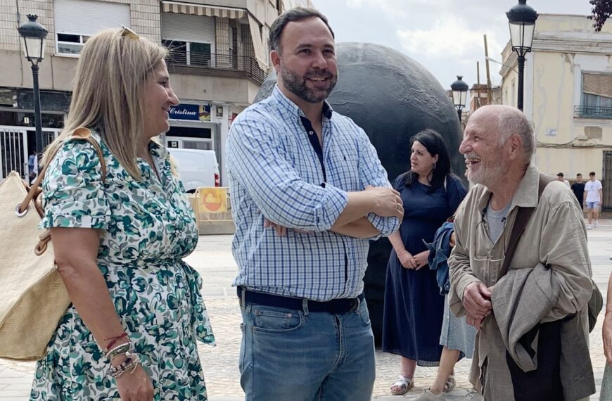 El artista Antonio López García ha visitado hoy, con el alcalde de la Tomelloso,  Javier Navarro, el conjunto escultórico “Día y Noche”