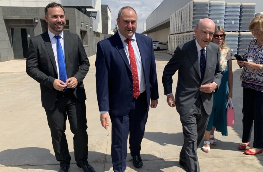 Encuentro del sector vitivinícola de CLM por la campaña de la vendimia 2023 en la Cooperativa Virgen de las Viñas de Tomelloso