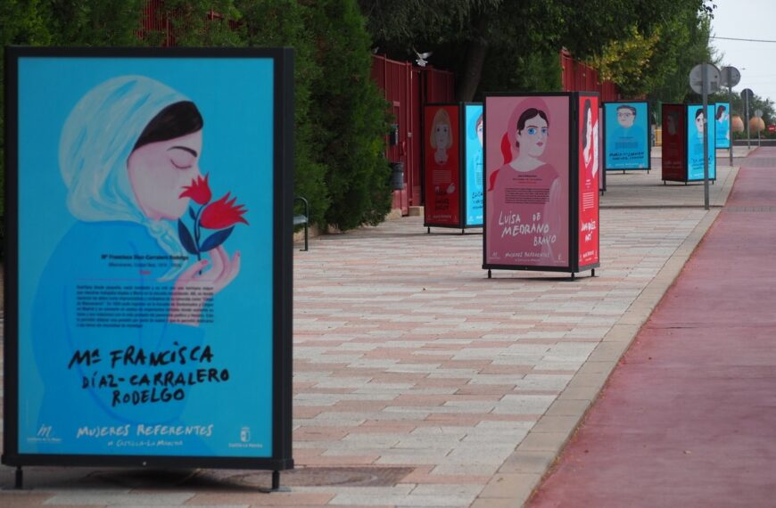 Exposición itinerante  ‘Mujeres referentes de Castilla-La Mancha’ frente al IES ‘Pedro Álvarez de Sotomayor’ en Manzanares hasta el 3 de octubre